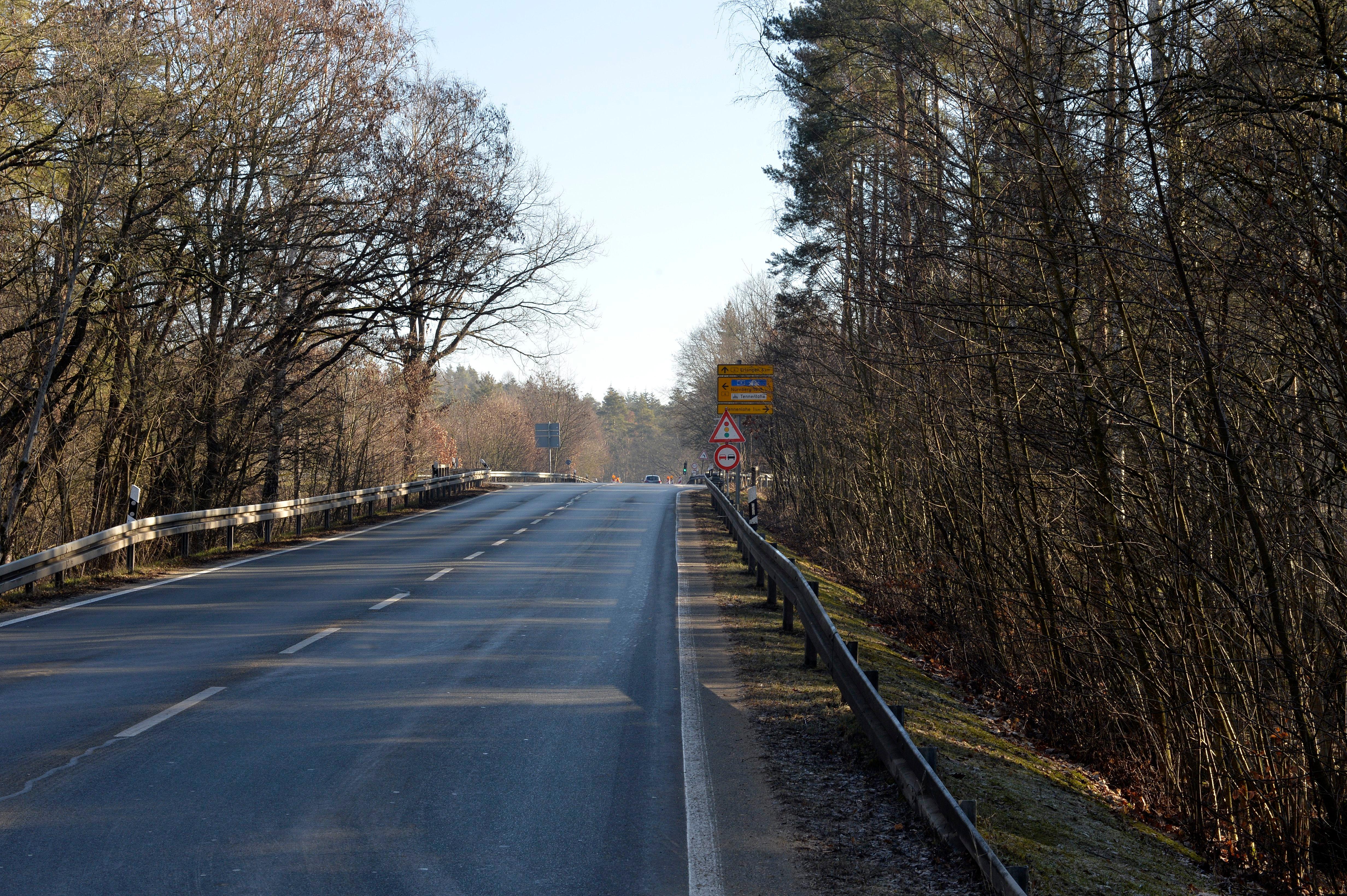 An der Weinstraße wird ab dem Parkplatz Turmberg bis zur Sebastianstraße inklusive des Abfahrtastes der Bundesstraße für das Staatliches Bauamt die Fahrbahndecke erneuert. Einen genauen Zeitplan dafür gibt es noch nicht.