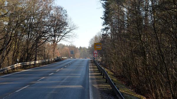An der Weinstraße wird ab dem Parkplatz Turmberg bis zur Sebastianstraße inklusive des Abfahrtastes der Bundesstraße für das Staatliches Bauamt die Fahrbahndecke erneuert. Einen genauen Zeitplan dafür gibt es noch nicht.