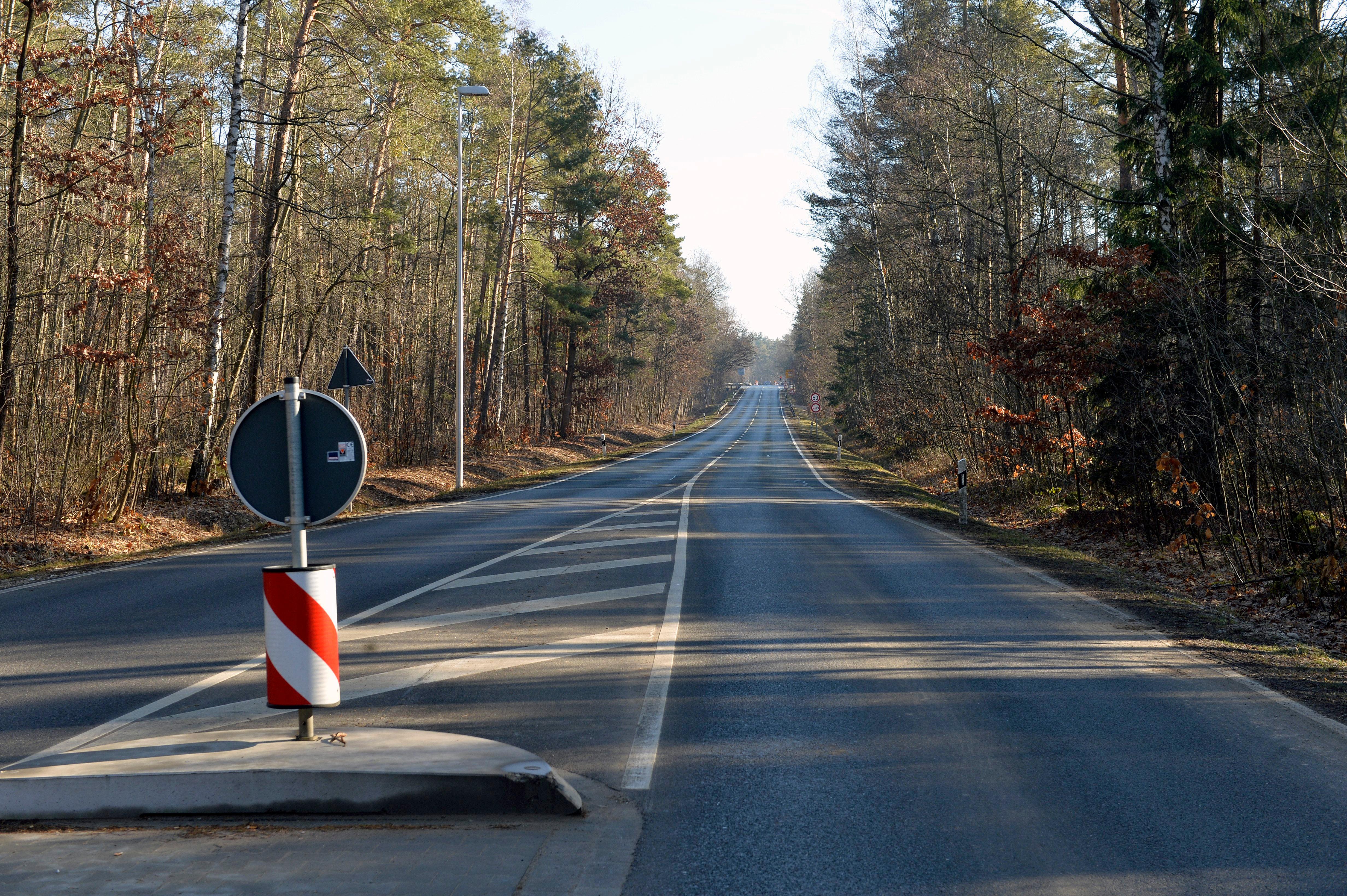 Die Weinstraße erhält ab Parkplatz Turmberg bis zur Sebastianstraße inklusive Abfahrtast Bundesstraße Staatliches Bauamt eine neue Fahrbahndecke. Einen genauen Zeitplan gibt es hierfür allerdings noch nicht.