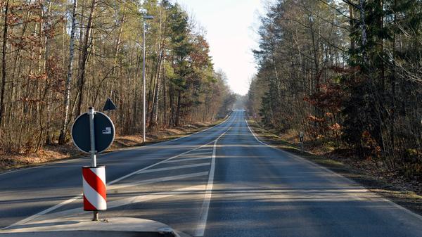 Die Weinstraße erhält ab Parkplatz Turmberg bis zur Sebastianstraße inklusive Abfahrtast Bundesstraße Staatliches Bauamt eine neue Fahrbahndecke. Einen genauen Zeitplan gibt es hierfür allerdings noch nicht.