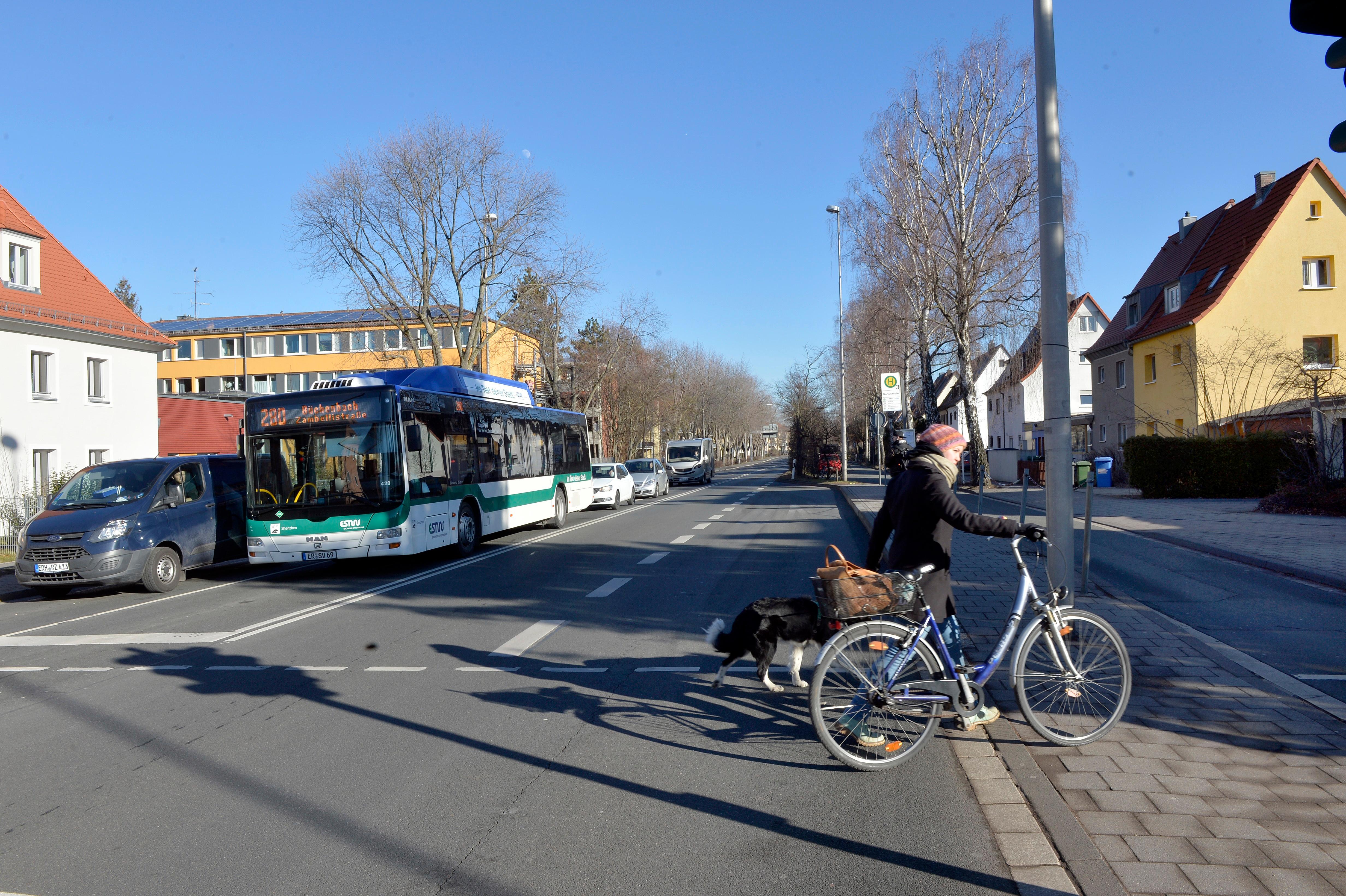 Die Drausnickstraße erhält zwischen Sieglitzhofer Straße und der Stadtgrenze zu Buckenhof eine neue Fahrbahndecke. Einen genauen Zeitplan gibt es hierfür noch nicht.