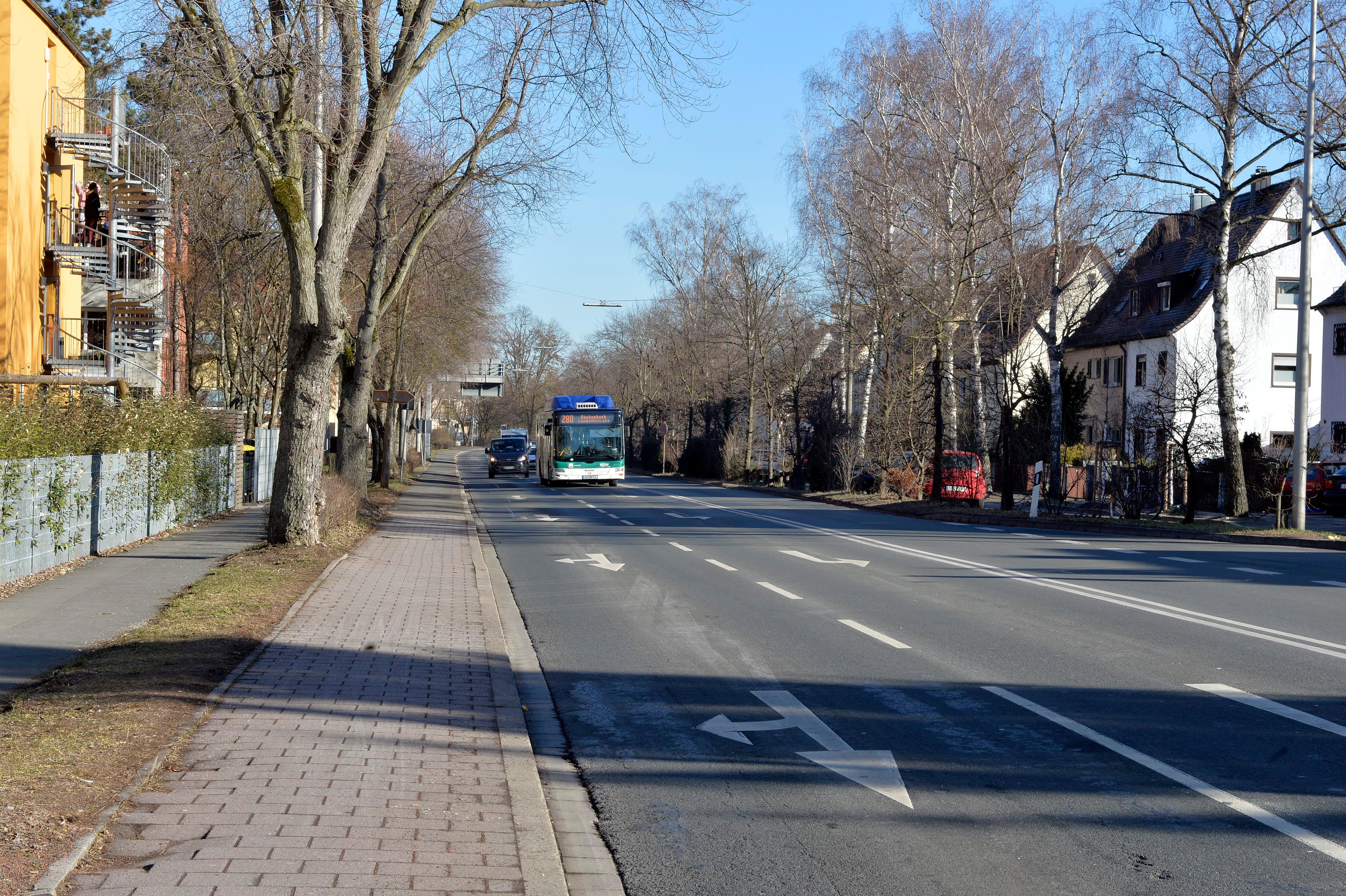 Auch Teile der Drausnickstraße erhalten eine neue Fahrbahndecke. Die Bauarbeiten finden zwischen Sieglitzhofer Straße und der Stadtgrenze zu Buckenhof statt. Wann es so weit ist, steht noch nicht fest.