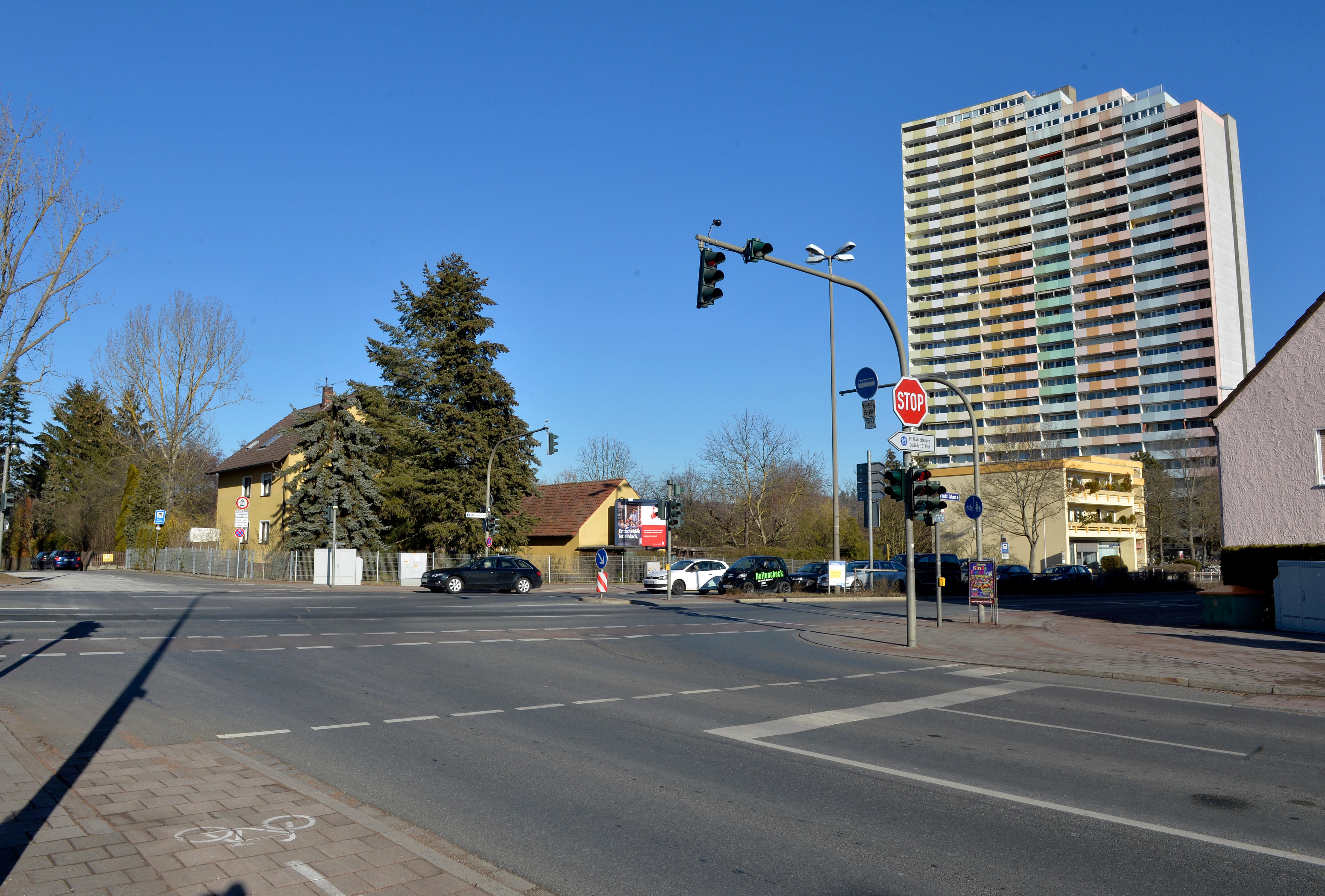 Im Kreuzungsbereich Möhrendorfer Straße/St. Johann wird die Fahrbahndecke erneuert. Die Baumaßnahmen dauern laut Plan von 18. März bis 26. April.