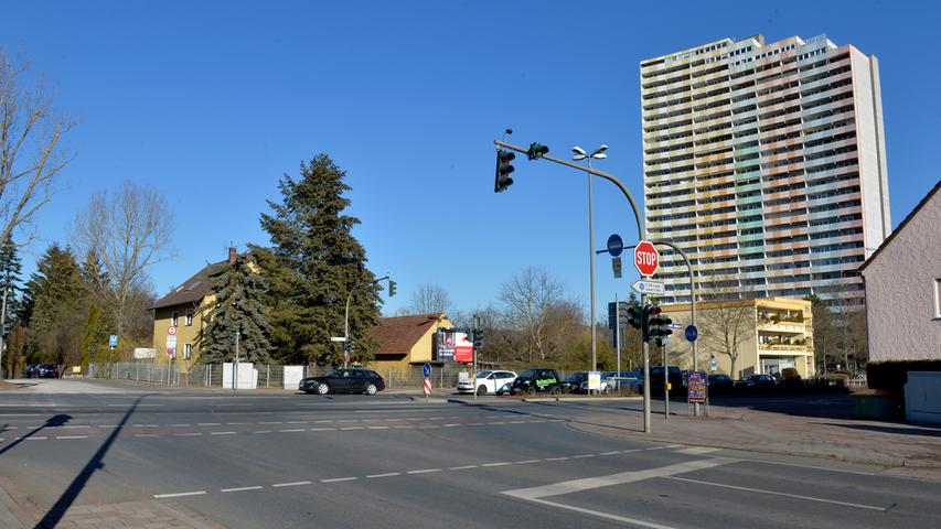 Im Kreuzungsbereich Möhrendorfer Straße/St. Johann wird die Fahrbahndecke erneuert. Die Baumaßnahmen dauern laut Plan von 18. März bis 26. April.