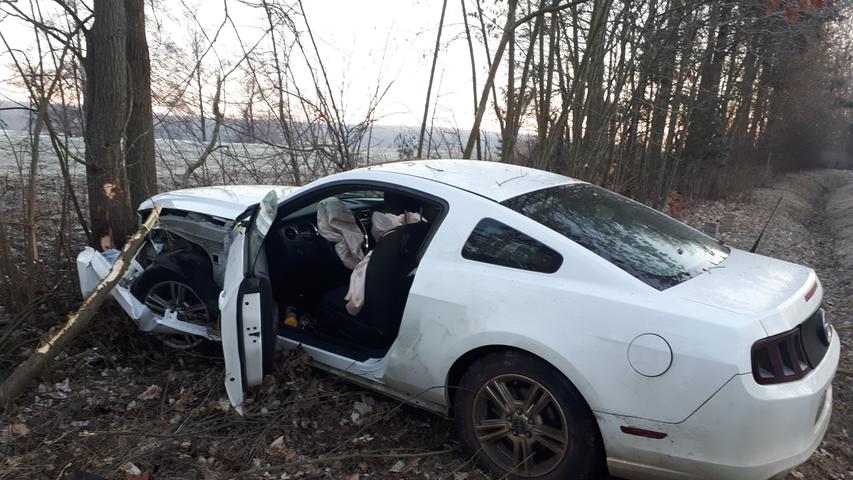 Unfall in der Oberpfalz: Ford Mustang landet in der Böschung