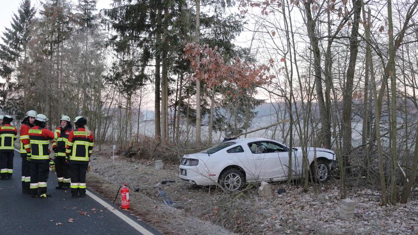 Unfall in der Oberpfalz: Ford Mustang landet in der Böschung