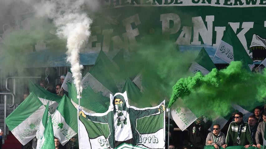 Der Weg nach Kiel war weit für die Fürther Fans. "Ein ganzes Wochenende unterwegs", steht auf einem der Banner, das im Pyro-Rauch verschwindet.