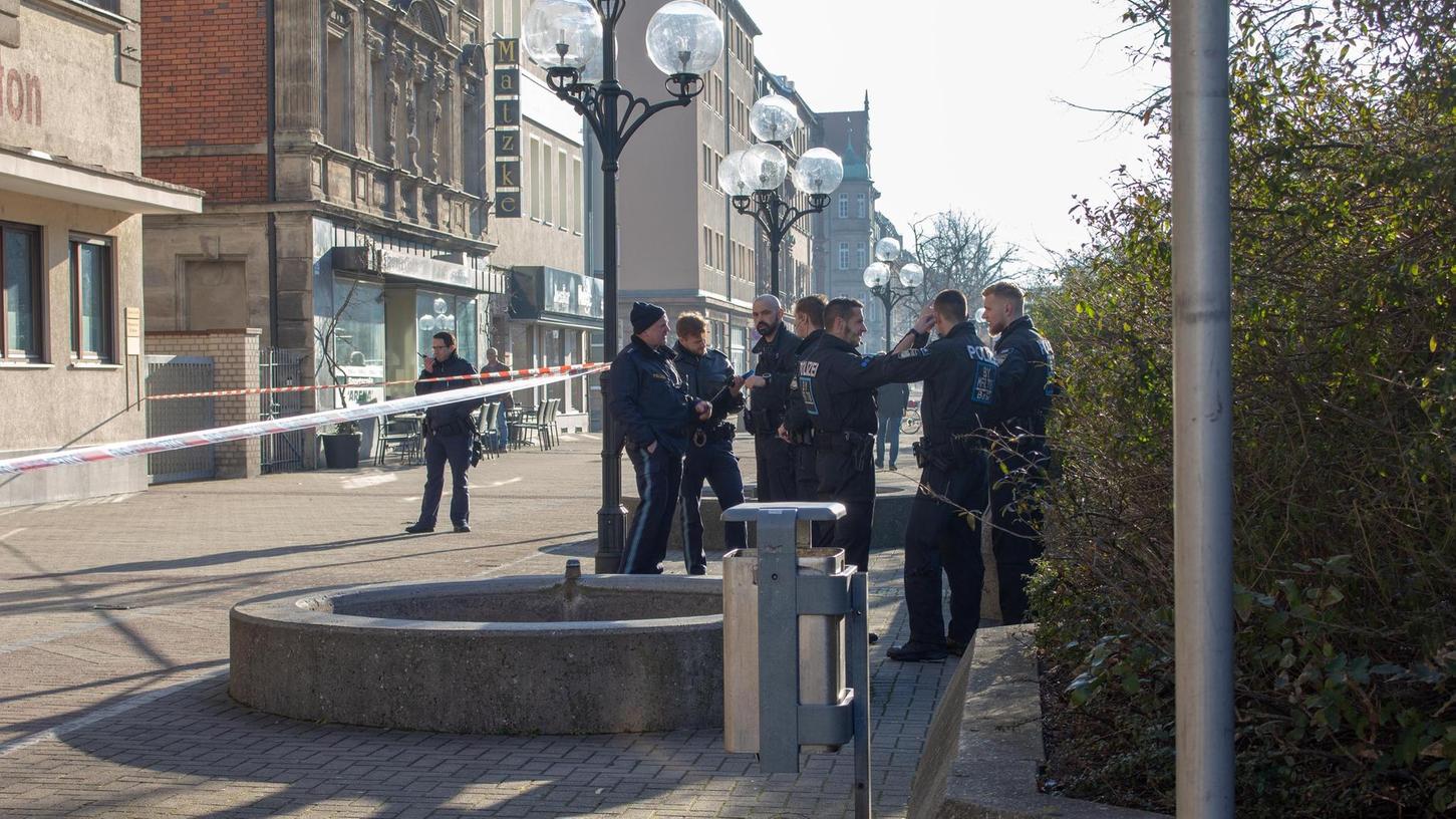 Nach der Messerattacke an der Fürther Straße riegelte die Polizei den Tatort ab. Einsatzkräfte des Unterstützungskommandos suchten nach der Tatwaffe.