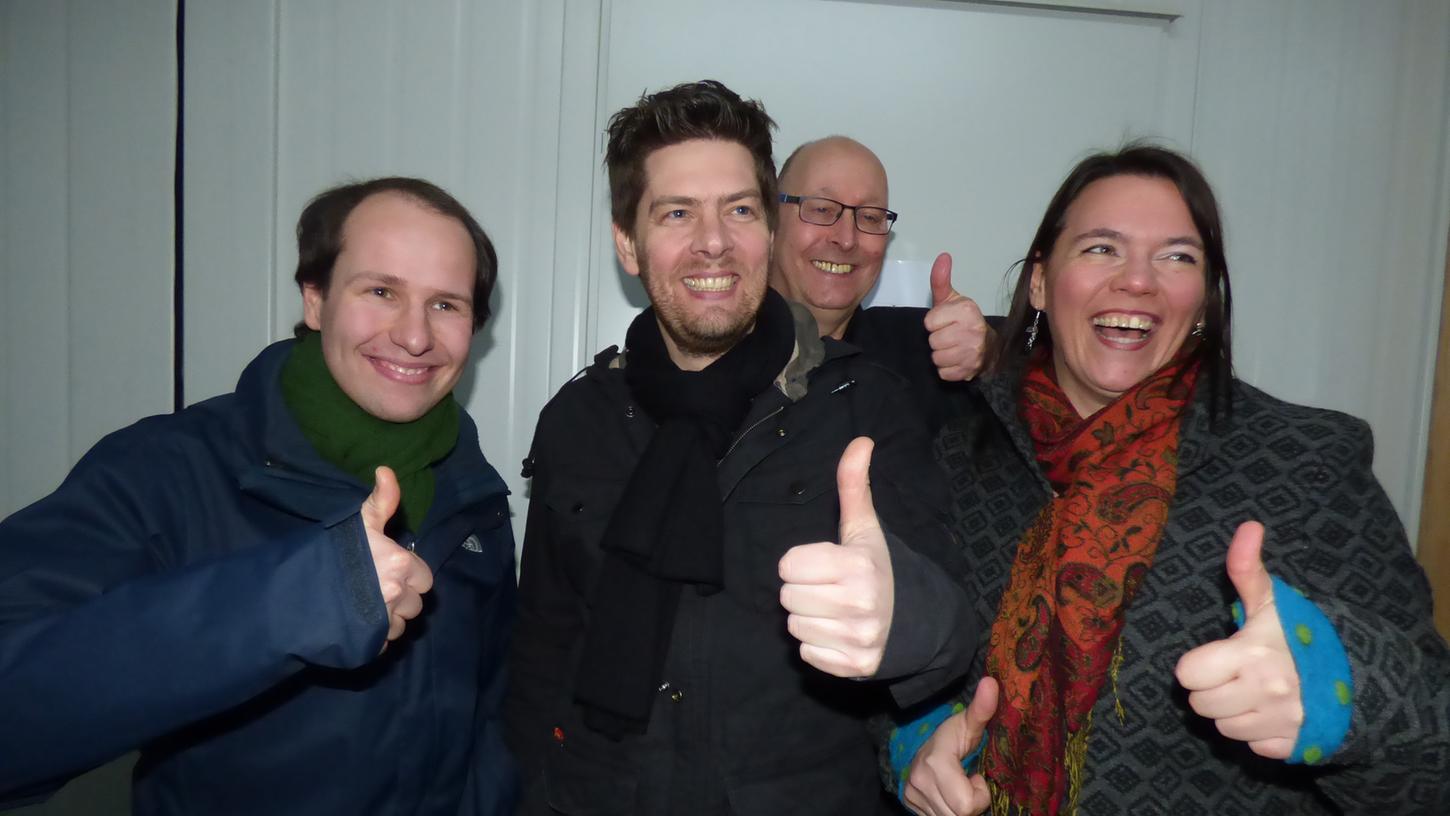 Freude bei Florian Questel (Mitte) und den Grünen Tim Pargent (links), Manfred Neumeister und Susanne Bauer (rechts).