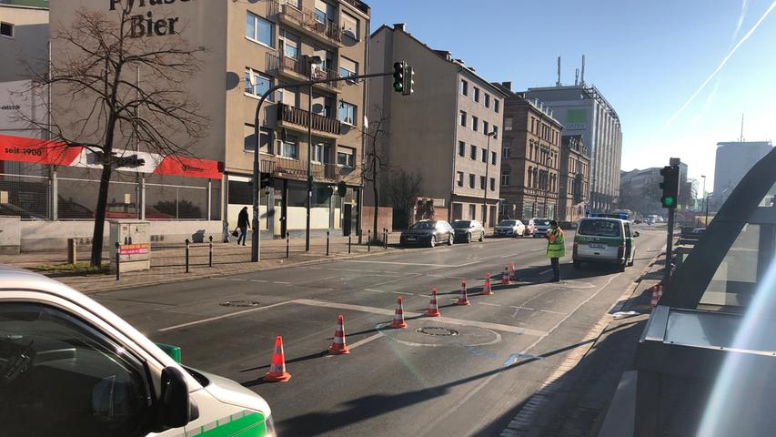 Mehrere Einsatzkräfte von Polizei und Rettungsdienst waren vor Ort, in der Fürther Straße...