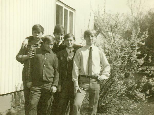Klaus Burgemeister (ganz links), der 1968 bis 1969 im „Rädda Barnen“ lebte, mit vier seiner Kameraden vor einem der Wohnhäuser.