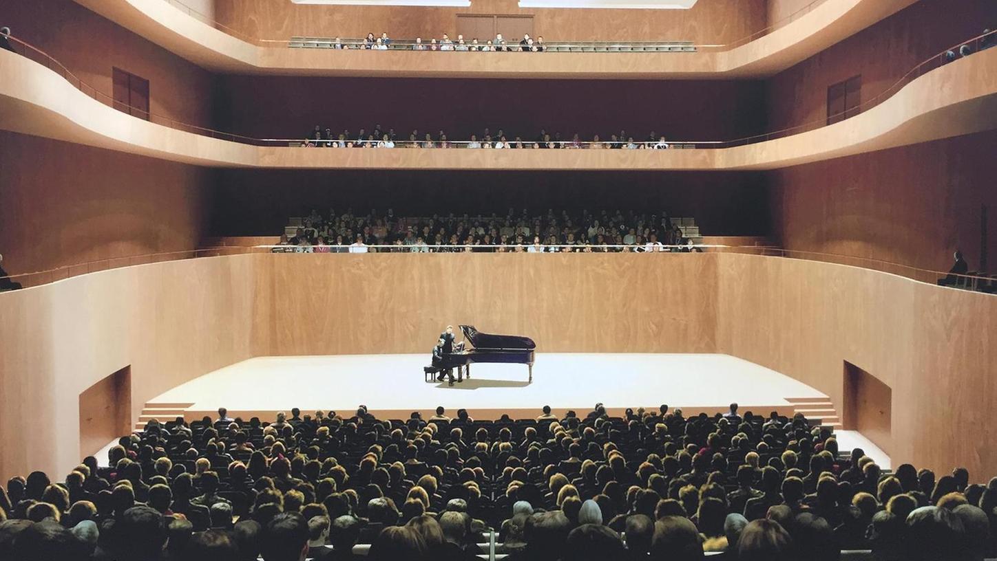 Diese Innenansicht legte die Gruppe um Johannes Kappler vor, die 2018 den Architektenwettbewerb für Nürnbergs neuen Konzertsaal gewann. Tatsächlich wird sich das Raumdesign aber wohl noch deutlich ändern.