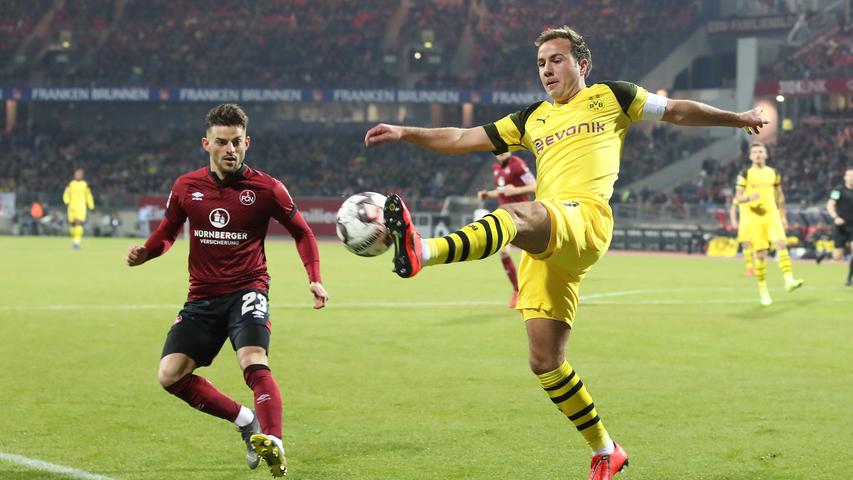 Der Club konzentriert sich auf ein solides Defensivverhalten, arbeitet gut gegen den Ball und versucht, Dortmund möglichst wenige Räume zu überlassen.