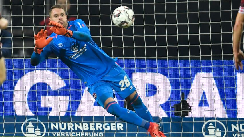 Auch der BVB kommt zu seinen Chancen, doch immer wieder ist es Christian Mathenia, der den Ball bärenstark und den Club damit im Spiel hält.