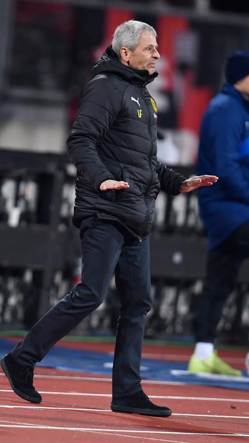 Fällt Dortmunds Trainer Lucien Favre noch etwas ein, um die überraschend stabile Nürnberger Defensive auszuhebeln?