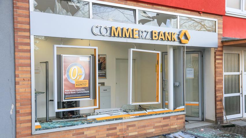 Bargeld und Glassplitter: Geldautomat in Bamberg gesprengt