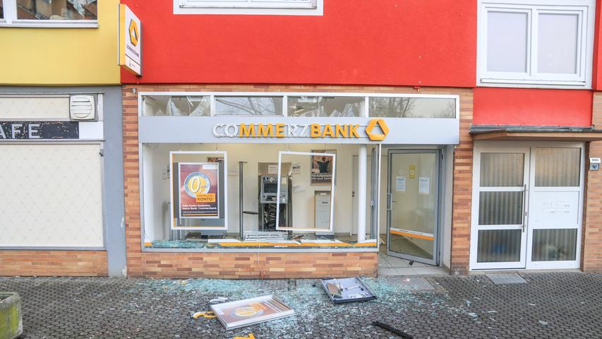 Bargeld und Glassplitter: Geldautomat in Bamberg gesprengt