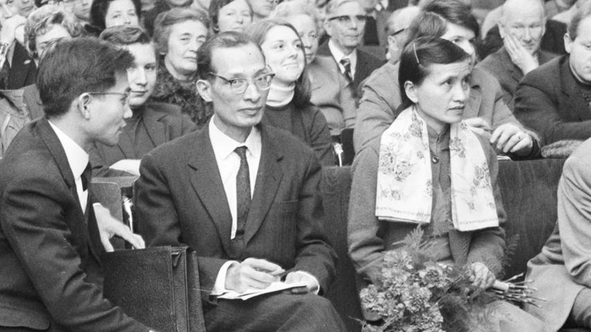 Ein Blick in die Versammlung: unser Bild zeigt von links den Dolmetscher, das Präsidiumsmitglied des Roten Kreuzes von Hanoi, Pham Van Kim, und die sehr aktive Generalsekretärin. Hier geht es zum Artikel vom 20. Februar 1969: Ein Besuch aus Hanoi.