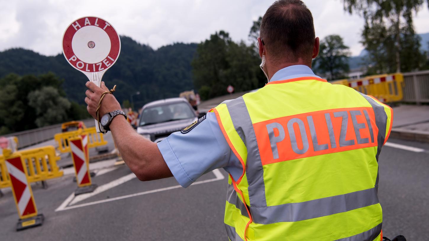 Ein Großteil der Schleuser wurde an der durchgehend besetzten Kontrollstelle bei Kiefersfelden auf der A93 festgenommen.