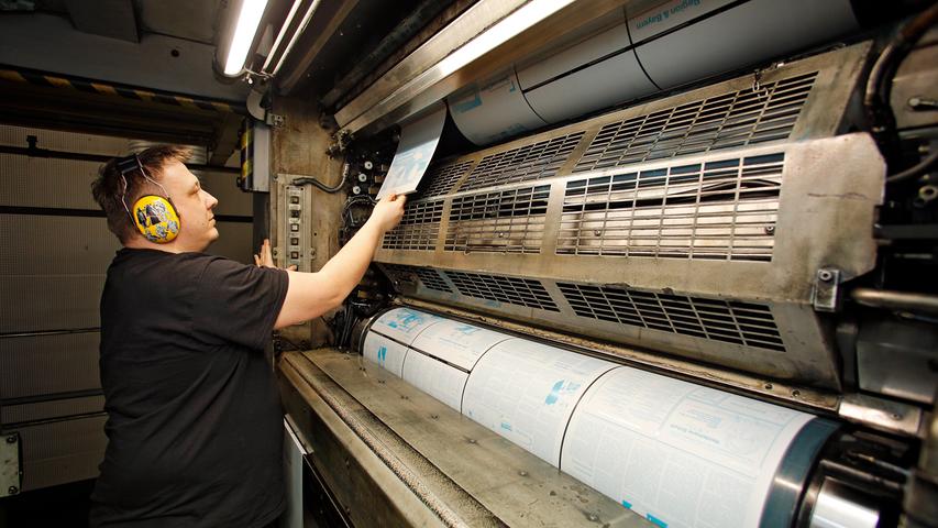 Wenn die Platte richtig eingerastet ist, fährt die Maschine wieder die Geschwindigkeit auf volles Tempo hoch. Pro Stunde werden 42.000 Zeitungen gedruckt.