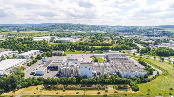 Immer wieder tauchen die Ermittler im Franken-"Tatort" in der "Molkerei Koch auf". Die Dreharbeiten gingen aber nicht - wie oft vermutet - in der Käserei Bayreuth über die Bühne, sondern im Raffinerie-Unternehmen Lyondellbasell und in der ehemaligen Landeszentralbank.