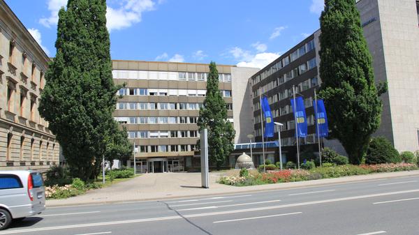 ... wie die Location. Gedreht wurden die Szenen nämlich nicht im tatsächlichen Präsidium, sondern in der Deutschen Rentenversicherung, im Kurhaus Bad Berneck und in einem leerstehenden Bürogebäude in Bayreuth.