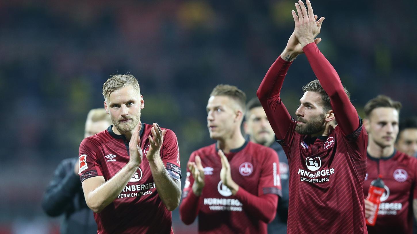 Behrens, Petrak und Valentini feiern das Remis gegen Dortmund nach dem Spiel mit ihren Fans.