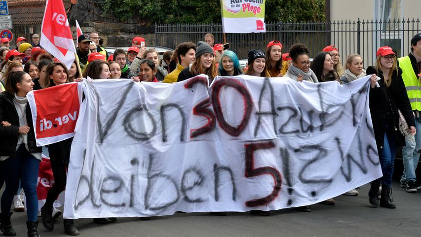 Warnstreik in Erlangen: Klinik-Mitarbeiter ziehen durch die Stadt