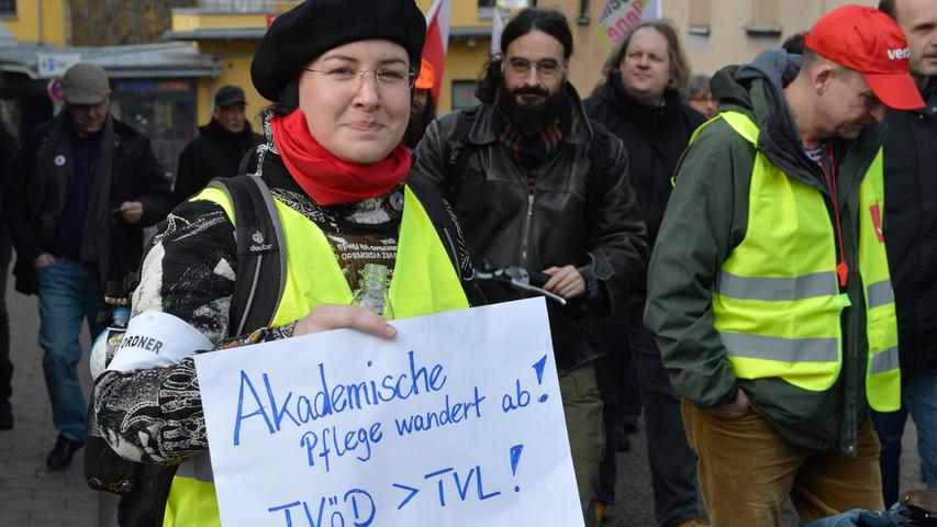 "Ein kommunales Krankenhaus zahlt im Schnitt einer Pflegekraft 300 Euro mehr im Monat als die Uni-Klinik in Erlangen", sagte eine Streikende.