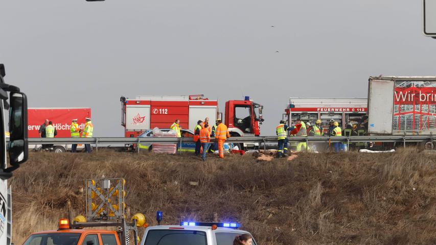 Nach Lkw-Unfall bei Höchstadt: 18.000 Liter Klebstoff legen A3 lahm