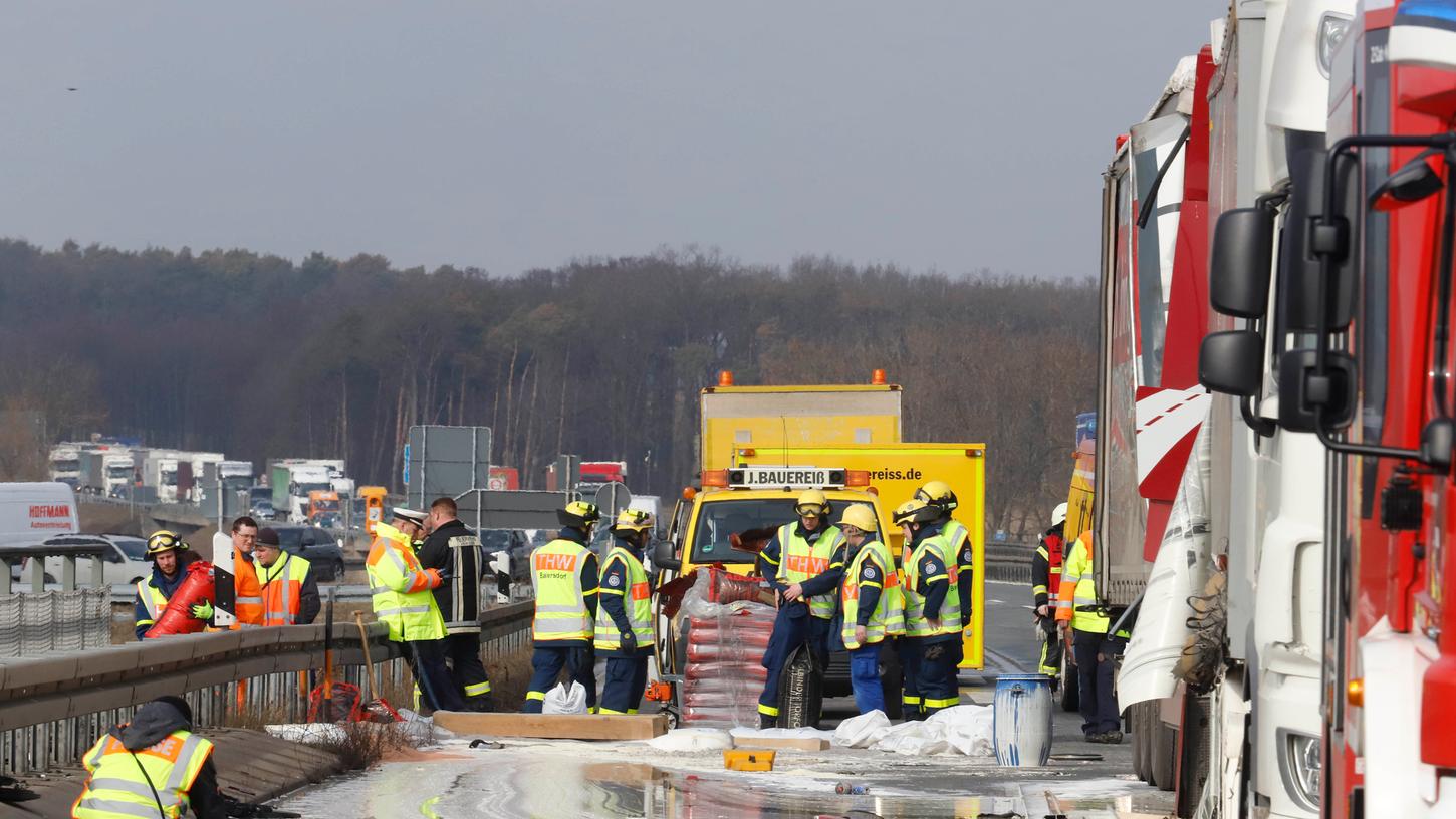 So sieht es aus, wenn sich rund 18.000 Liter Klebstoff auf einer Autobahn verteilen. Nach einem Lkw-Unfall auf der A3 bei Höchstadt, mussten die Einsatzkräfte am Mittwoch die zähe Masse beseitigen.