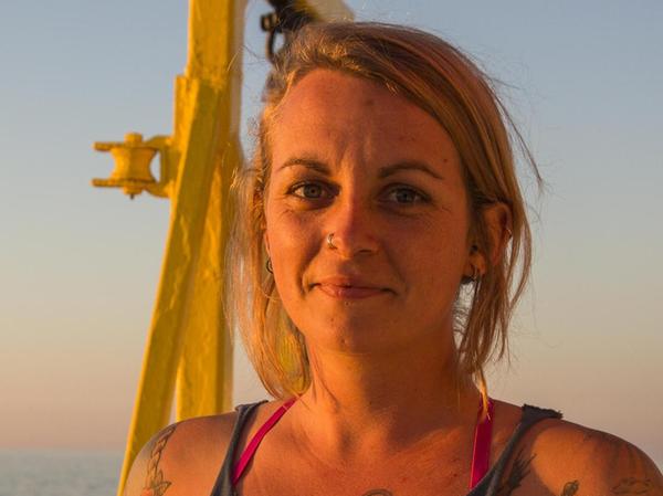 Pia Klemp (35) arbeitete nach einem erfolgreichen Biologie-Studium in Bonn zunächst drei Jahre als Tauchlehrerin in Indonesien, bevor es für sie 2011 auf das erste Schiff der Umweltorganisation "Sea Shepherd" ging – zuerst als Deckhand, dann als Schiffsmanagerin und schließlich auf der Kommandobrücke als Offizierin.