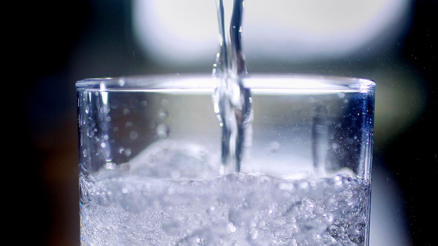 Ein Glas Wasser mit Sprudel ist besonders erfrischend.
Ein Glas Wasser mit Sprudel ist besonders erfrischend.