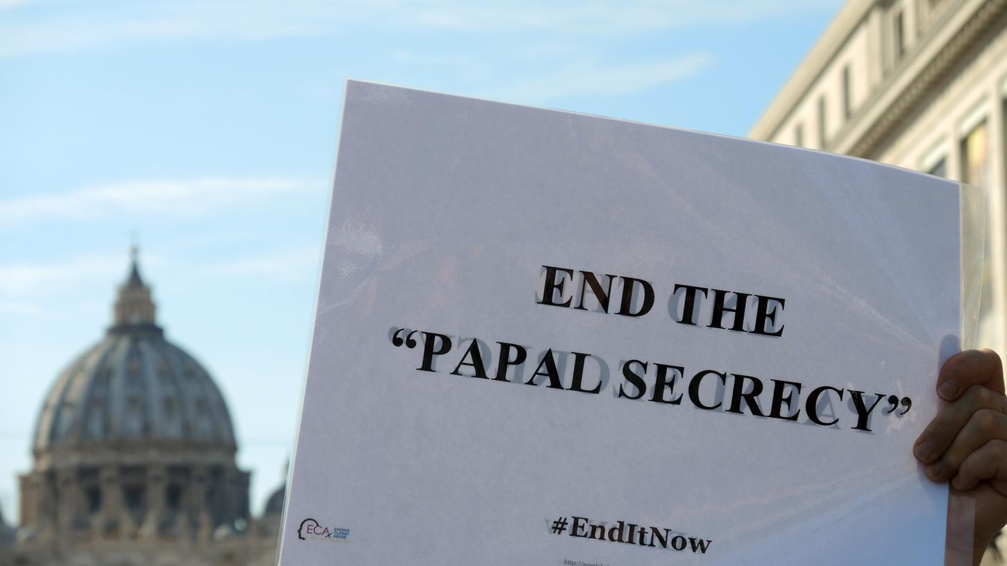Bei einer Kundgebung von Missbrauchsopfern zu Beginn der Bischofssynode im Vatikan fordert ein Teilnehmer auf einem Schild, dass das "päpstliche Stillschweigen" ein Ende haben müsse.