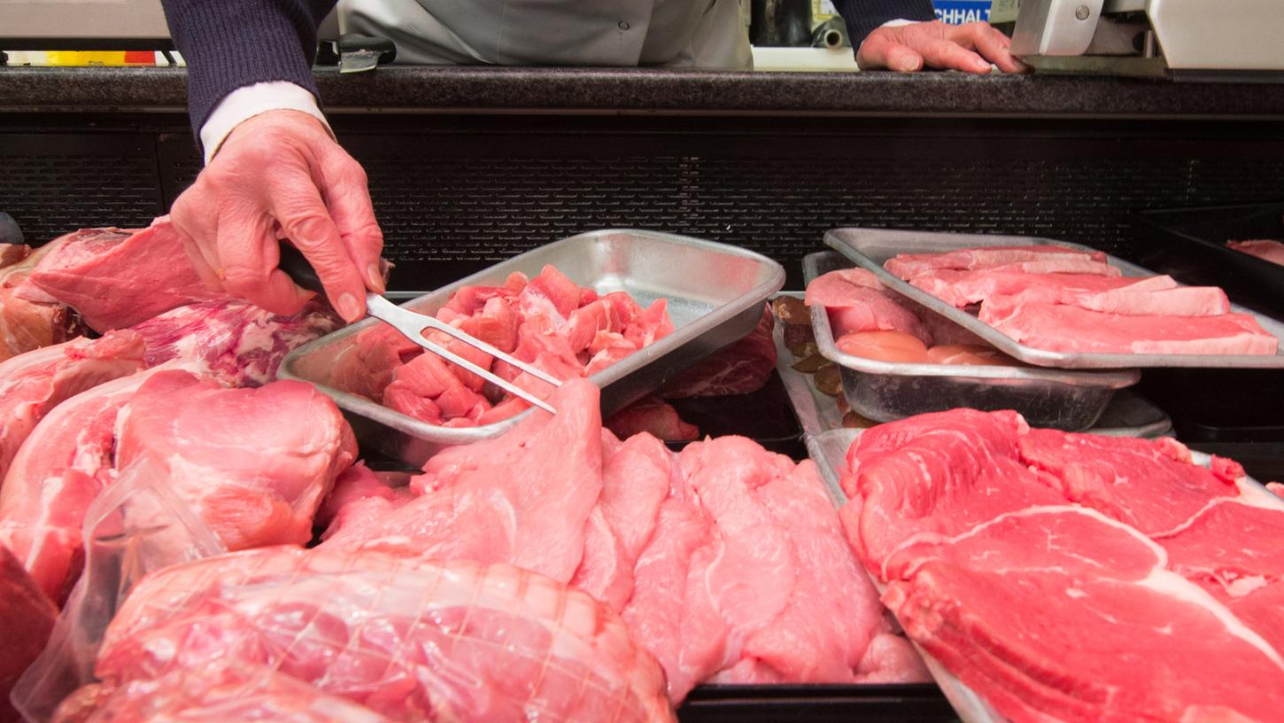 Beim Fleischeinkauf zählt für die meisten Deutschen trotz leidenschaftlich geführter Debatten dann doch der Preis - und weniger das Tierwohl.