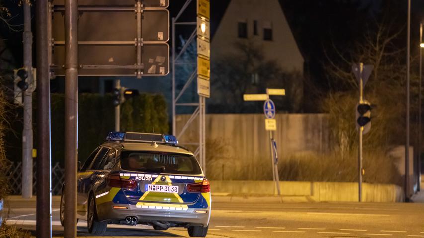Zeugen, die verdächtige Wahrnehmungen im Bereich zwischen Westring und Rednitz gemacht haben, wurden gebeten, sich umgehend mit der Polizei in Verbindung zu setzen.