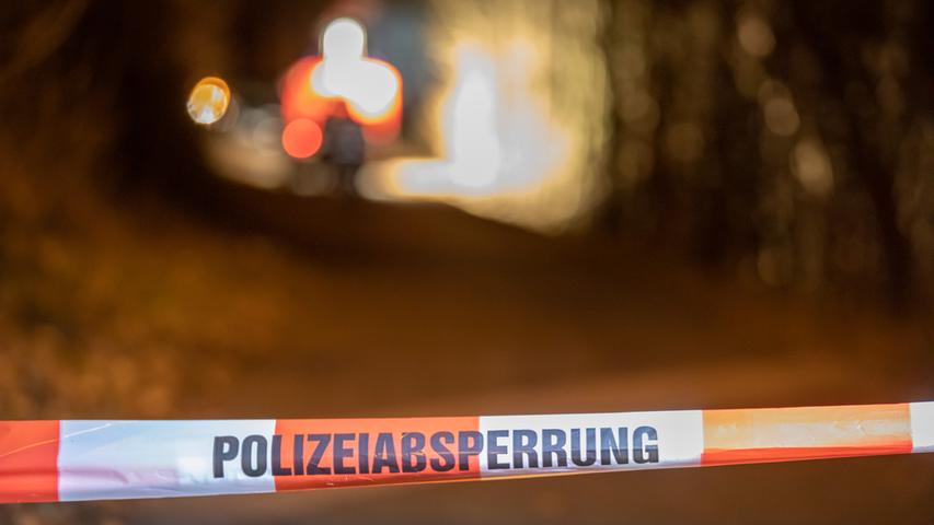 Bei der Leiche handelt es sich um Manfred L. (56), dieser wurde am 16. Februar 2019 wurde in einer Nürnberger Wohnung in der Schoppershofstraße zu Tode gequält und sein Leichnam in Roth in der Nähe der Rednitz entsorgt.