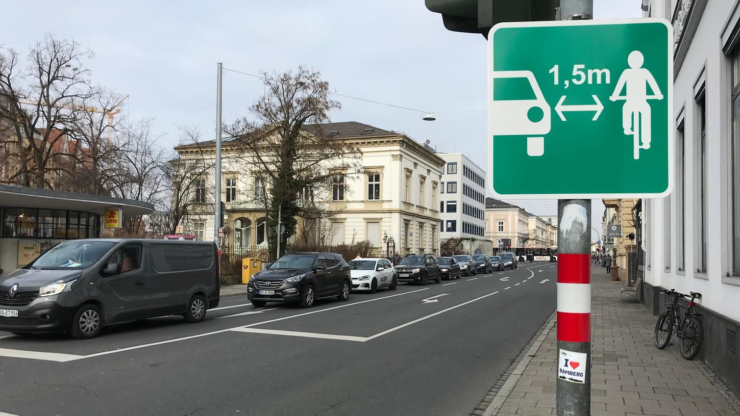 Werden diese Schilder den Verkehrsteilnehmern bald häufiger im Bamberger Stadtbild begegnen? Wenn es nach der Initiative Radentscheid geht, ja: Die Aktivisten setzen sich für eine höhere Radar-Sicherheit ein und haben kurzfristig ein neues Verkehrsschild montiert. Sie fordern die Stadt dazu auf, schnellstmöglich zu reagieren und das Thema Mindestüberholabstand zu kommunizieren. Werden diese Schilder den Verkehrsteilnehmern bald häufiger im Bamberger Stadtbild begegnen? Wenn es nach der Initiative Radentscheid geht, ja: Die Aktivisten setzen sich für eine höhere Radar-Sicherheit ein und haben kurzfristig ein neues Verkehrsschild montiert. Sie fordern die Stadt dazu auf, schnellstmöglich zu reagieren und das Thema Mindestüberholabstand zu kommunizieren.