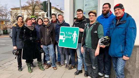 Die Aktivisten möchten mit ihrer Aktion auf das im Straßenverkehr häufig vernachlässigte Thema Mindestüberholabstand bzw. Überholverbot aufmerksam machen und damit für mehr Sicherheit auf Bambergs Straßen sorgen. Die Aktivisten möchten mit ihrer Aktion auf das im Straßenverkehr häufig vernachlässigte Thema Mindestüberholabstand bzw. Überholverbot aufmerksam machen und damit für mehr Sicherheit auf Bambergs Straßen sorgen.