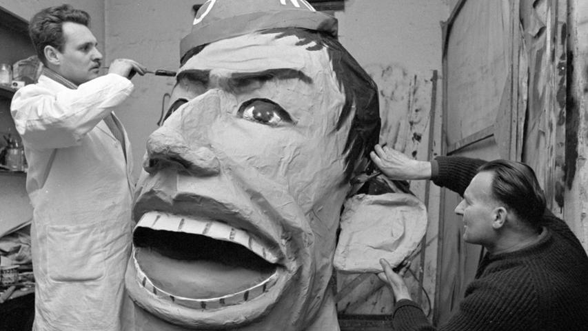 Auch 1968 gaben die Karnevalisten einen Einblick in ihre Vorbereitungen: Mit viel Liebe zum Detail stellen sie den Kopf von Rudi Dutschke fertig.