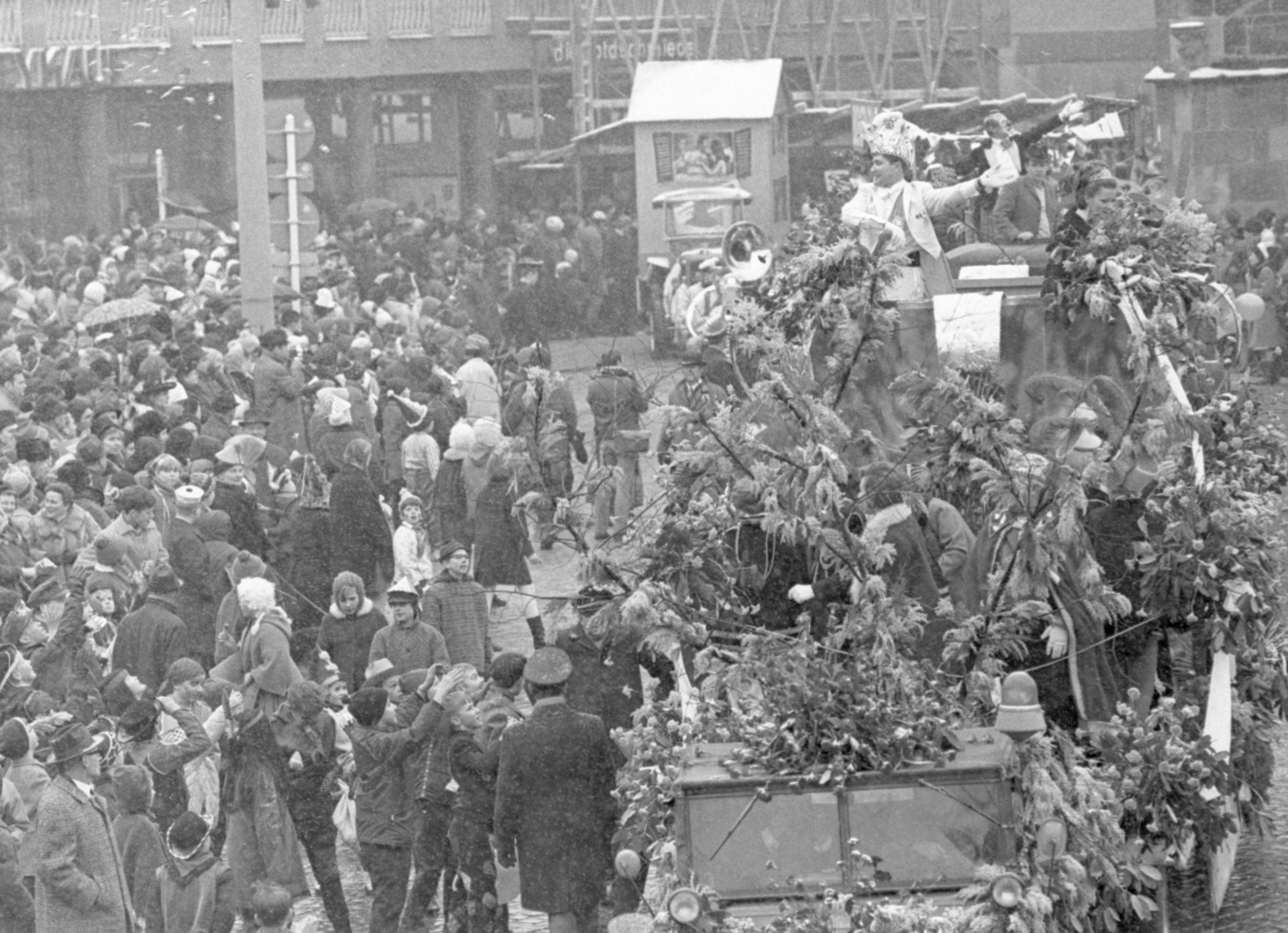 PappDutschke und ClubFlaschen Nürnberger Faschingsumzug in den