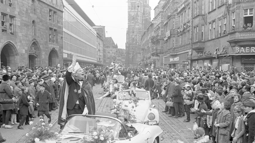 Der Faschingszug lockte 1965 Zehntausende von Menschen auf die Straße. In der Königstraße ging es hoch her. Die Wagen mussten sich ihren Weg durch eine Menschenmenge bahnen, da die Absperrungen durchbrochen wurden. Ganz vorne ist Festausschuß-Präsident Willi Kröll zu sehen.