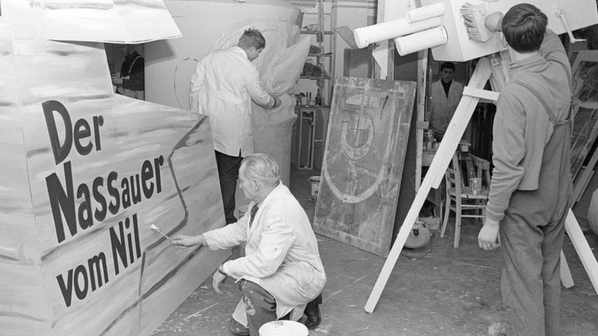 Vorbereitungen für den 1965er Faschingszug: Der Nasser-Wagen erhält den letzten Anstrich.