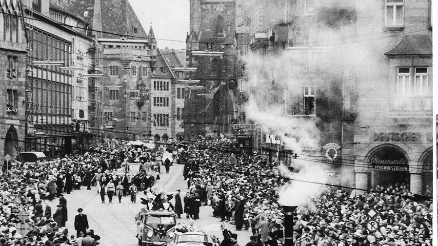 Im Jahr 1961 säumten in Nürnberg 130.000 Menschen den Weg des Faschingszugs durch die Altstadt. Eine Nachbildung des alten "Adler"  "dampfte" durch die Königstraße. 