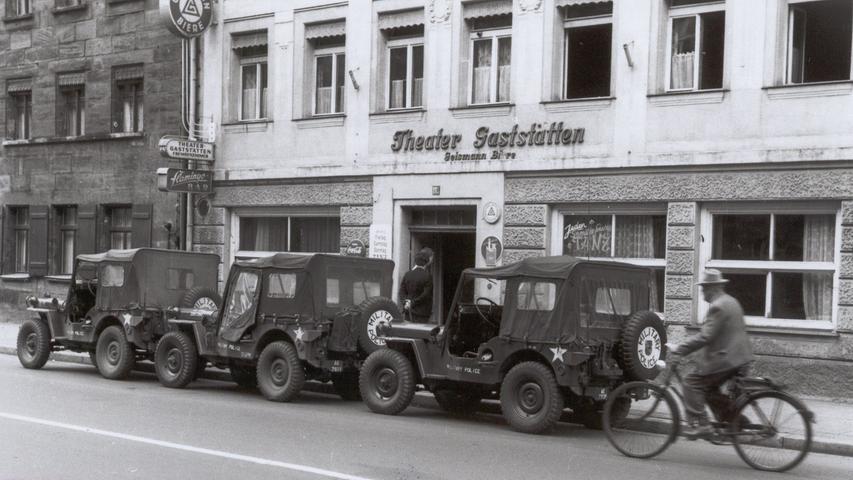 Drei Jeeps vor den "Theater Gaststätten" im April 1959.