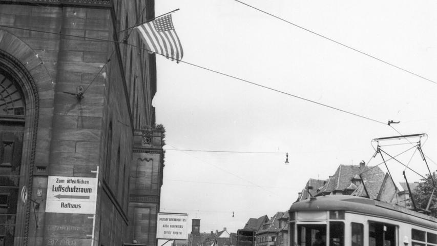 Am Rathaus im Jahr 1949: Die amerikanische Flagge ist allgegenwärtig und ein Schild verweist auf Büros der Militärregierung.