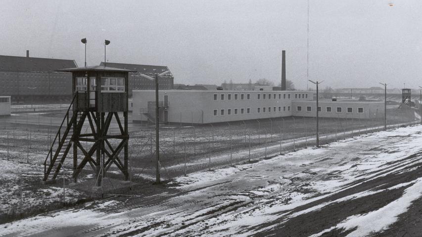Das gut bewachte amerikanische Gefängnis in der Johnson-Kaserne.