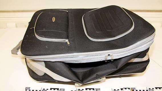 Grausiger Fund nach Kofferversteigerung: Familie kauft Gepäckstück mit Leichenteilen
