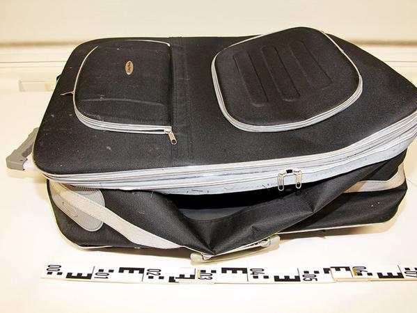 Ein wichtiges Beweismittel ist für die Ermittler ein Koffer, der in unmittelbarer Nähe zur Leiche aufgefunden wurde.