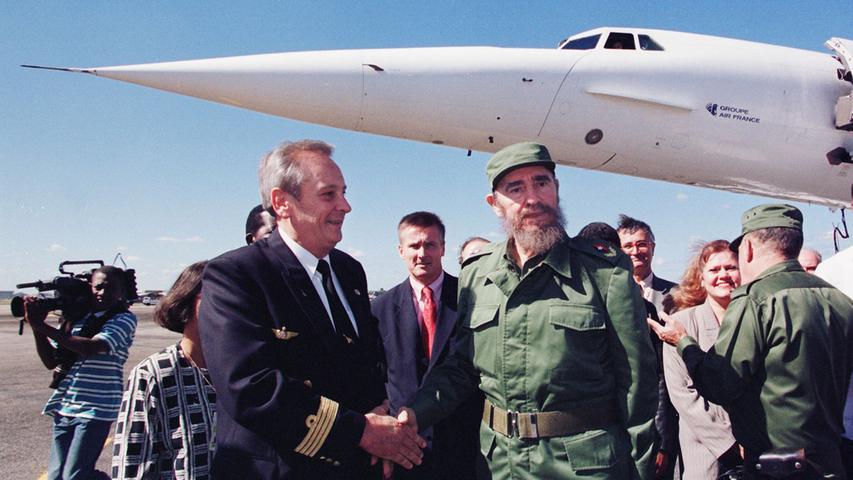 Ein bisschen Glanz in der sozialistischen Hütte: 1997 landete eine Concorde auf dem José Marti International Airport in Havanna. Fidel Castro begrüßte Flugkapitän Claude Hetru und durfte anschließend das Cockpit besichtigen. Mitgeflogen ist er allerdings nicht, das wäre dann doch zu viel gewesen für den "maximo lider", der seinen Untertanen gerne einen bescheidenen Lebensstil vorgaukelte.